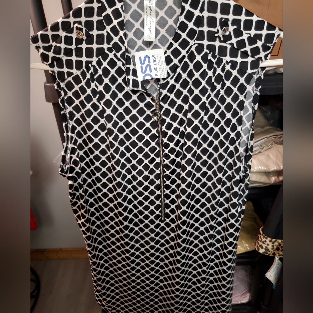 Elegant Black and White Geometric Sleeveless Top